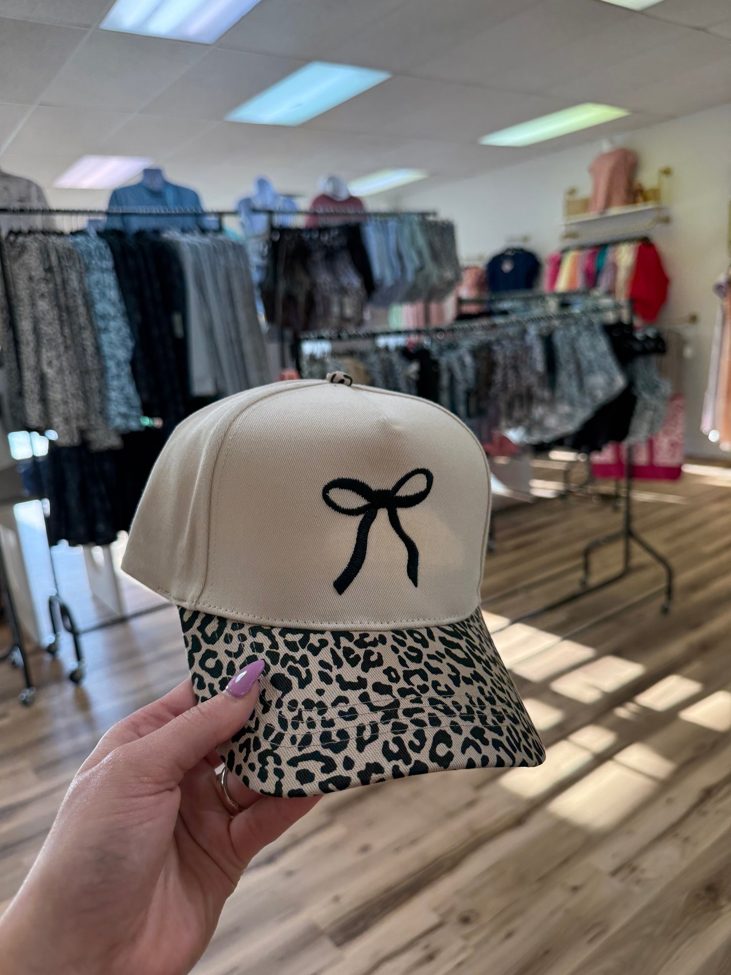 BOW LEOPARD/TAN TRUCKER HAT