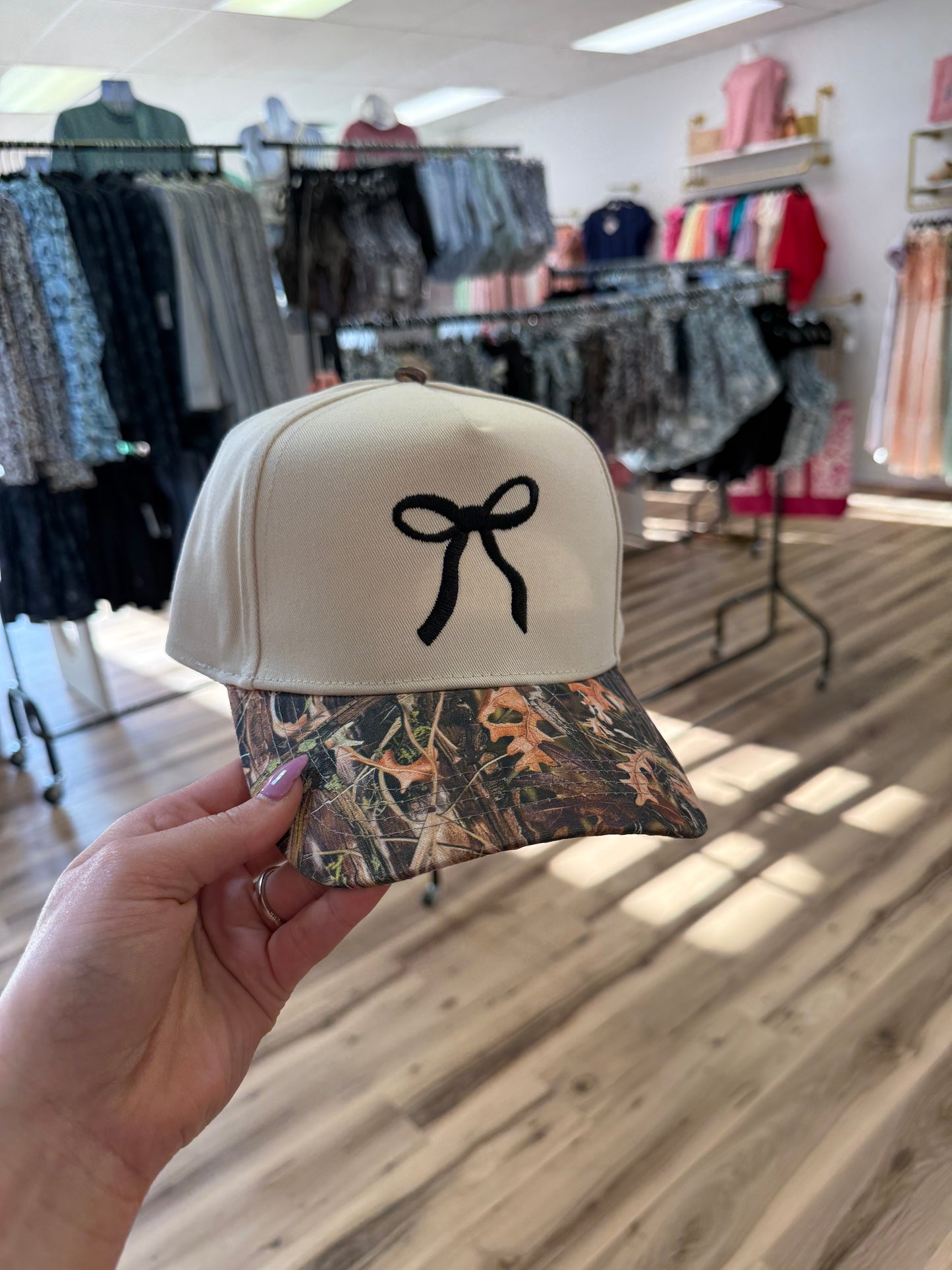 BOW CAMO/TAN TRUCKER HAT
