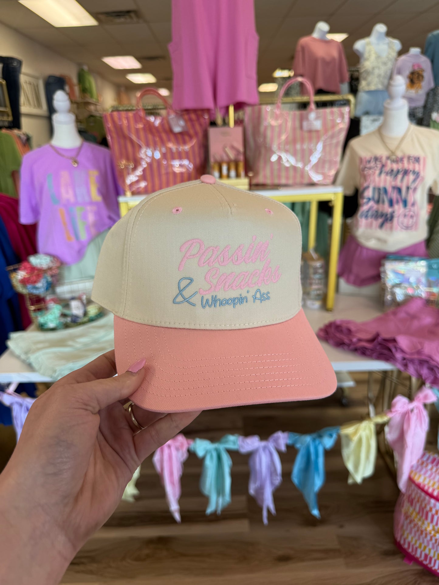 PASSIN’ SNACKS & WHOOPIN’ ASS TRUCKER HAT PINK/NATURAL